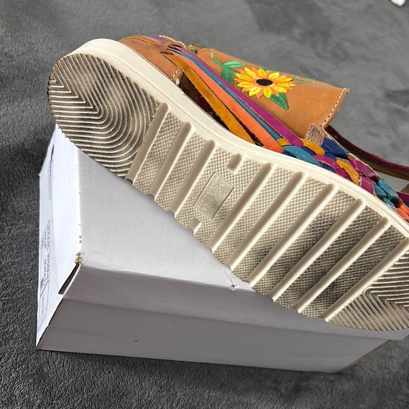 Colorful Embroidered Women's Loafers - Picture 4 of 6